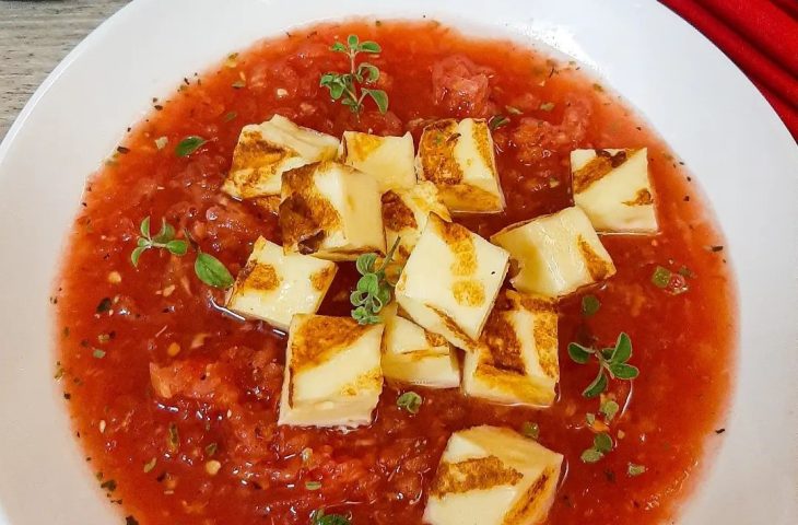 Queijo coalho com tomate