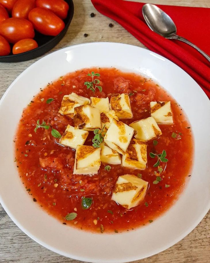 Queijo coalho com tomate