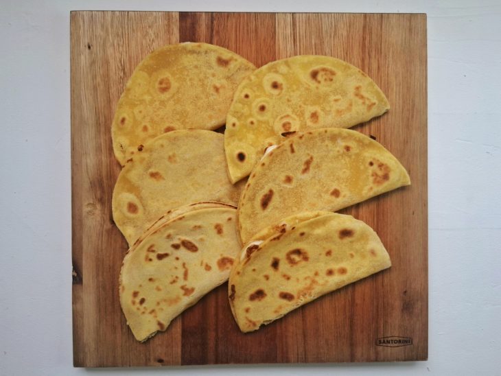 Quesadillas prontas para servir sobre uma tábua