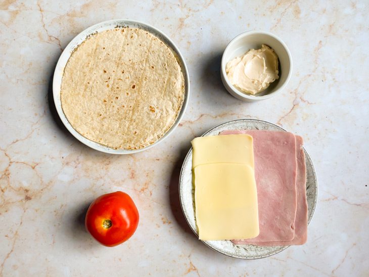 ingredientes reunidos para fazer quesadilla com presunto