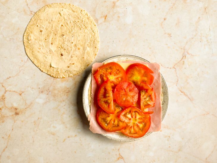 tortilha com queijo, presunto e rodelas de tomate