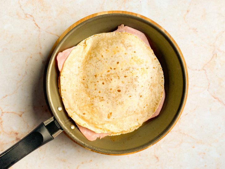 quesadilla com presunto na frigideira