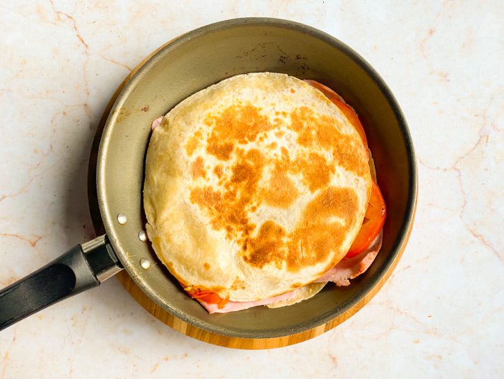 quesadilla com presunto na frigideira