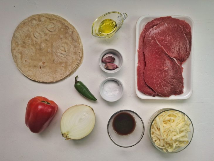 Ingredientes da quesadilla de carne reunidos na bancada.