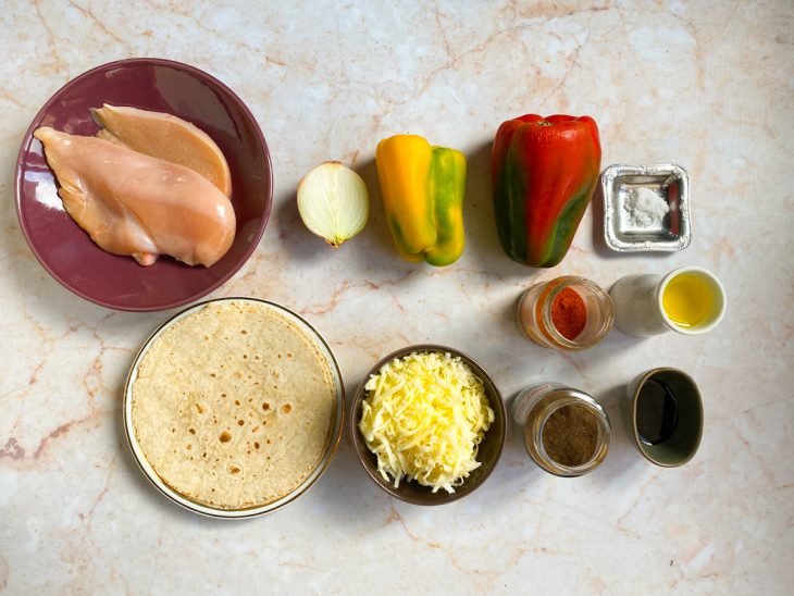 Ingredientes necessários para fazer a quesadilla de frango disposto em uma bancada.