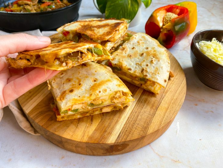 Quesadilla de frango pronta cortada em quatro pedaços.