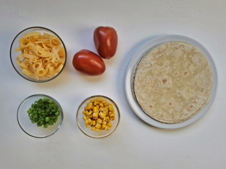 ingredientes reunidos para fazer quesadilla de queijo