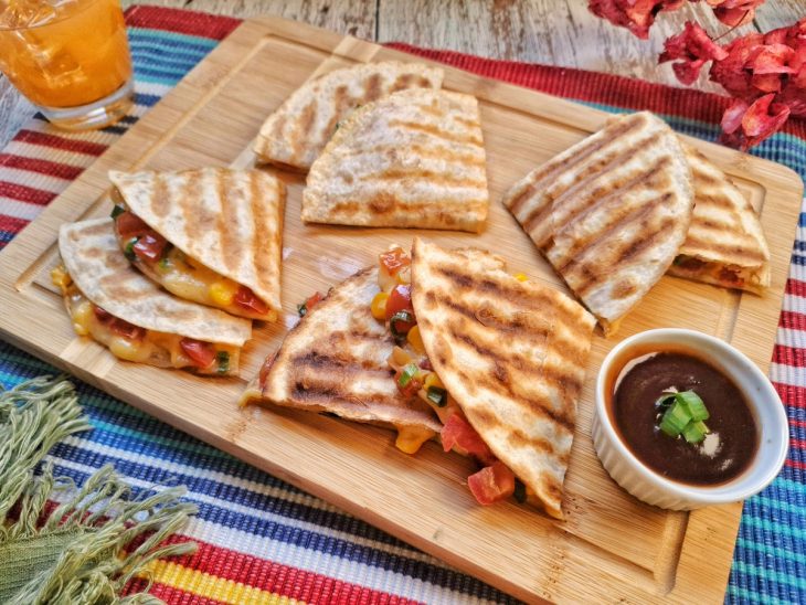 Quesadilla de queijo servida com molho