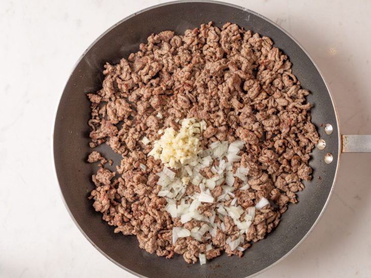 carne moída e cebola na frigideira