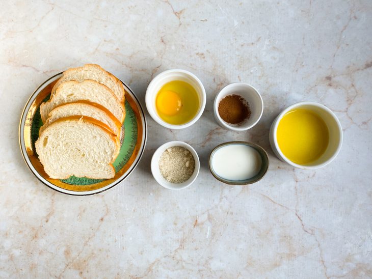 ingredientes reunidos para fazer rabanada com pão de forma na air fryer