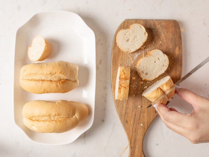 Pão cortado em fatias grossas.