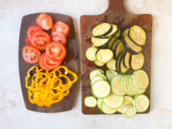 Tábuas com ingredientes fatiados.