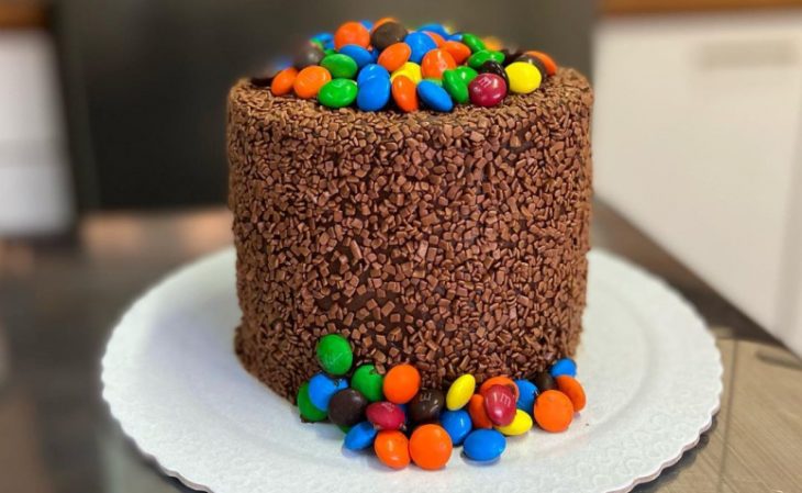 Jujuba Doces - Bolo de chocolate com morango e belga. Tema: Roblox