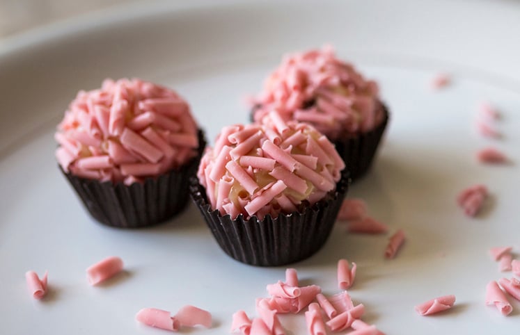 8 receitas de brigadeiro de morango para inovar no doce