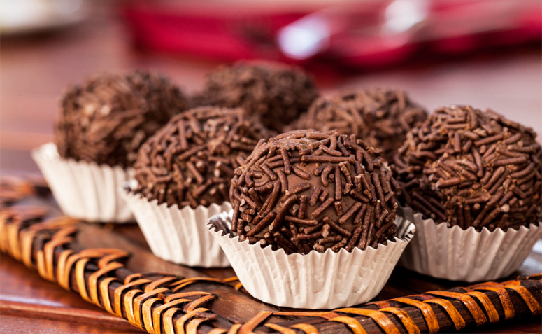 12 receitas de brigadeiro vegano que vão fazer da sua festa um sucesso