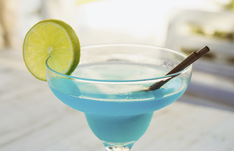 6 receitas de drink lagoa azul que vão agradar a todos os gostos