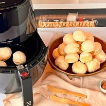 5 receitas de pão de queijo na airfryer para aproveitar seus sabores