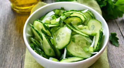 12 receitas de salada de pepino leves, gostosas e refrescantes