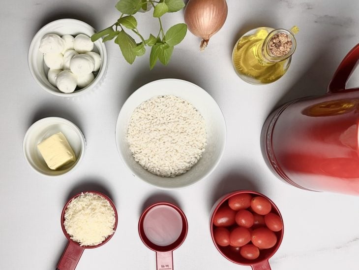 ingredientes reunidos para fazer risoto caprese