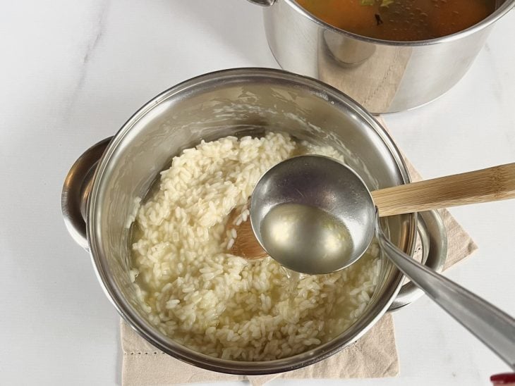 risoto caprese cozinhando na panela