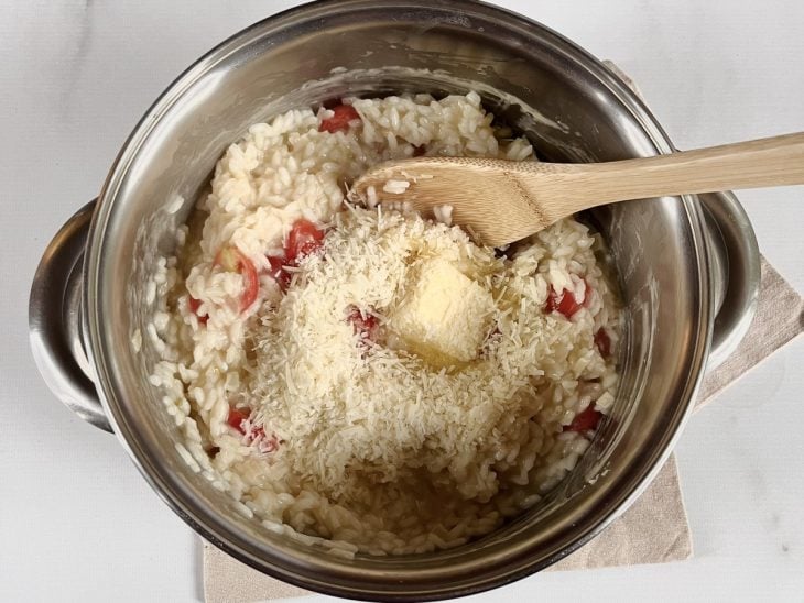 risoto caprese cozinhando na panela