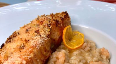 Risoto de camarão com salmão crocante