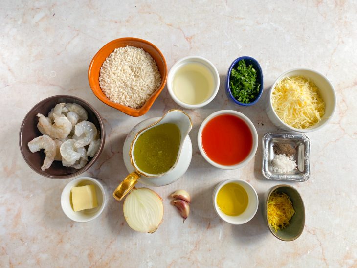 Ingredientes da receita separados em recipientes sobre uma bancada de mármore.