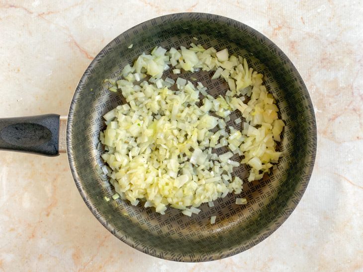 Panela com azeite e cebola picada.