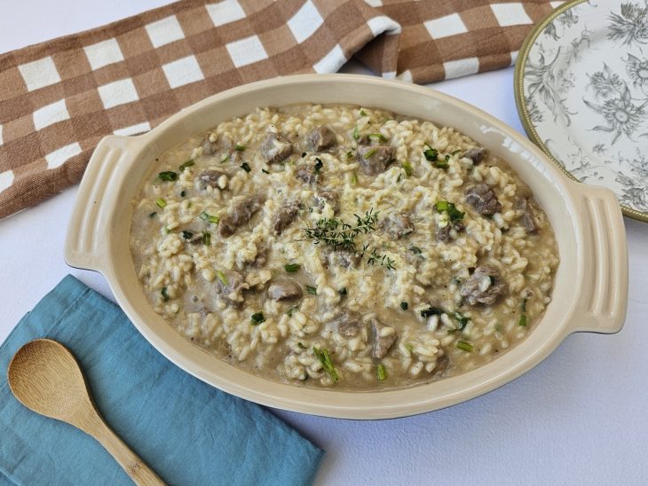 risoto pronto servido em uma tigela decorado com salsinha.