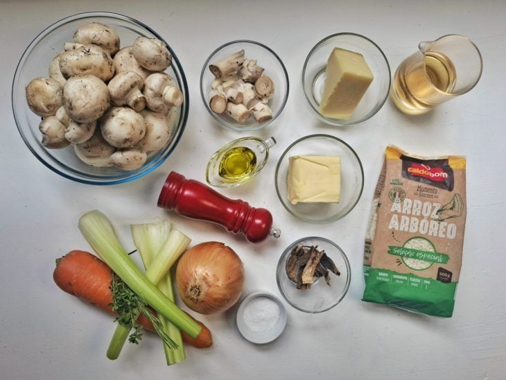 Ingredientes para o Risoto reunidos em uma bancada. Arroz arbóreo Caldo Bom como ingrediente principal.