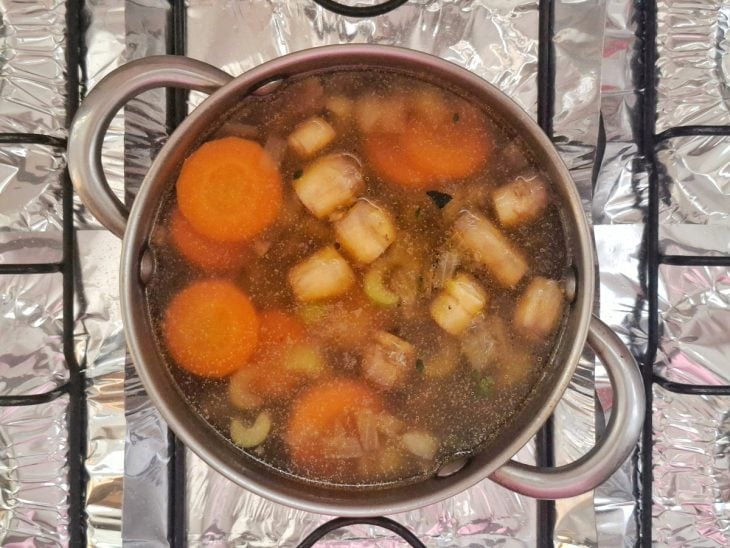 Legumes sendo cozinhados em uma panela.