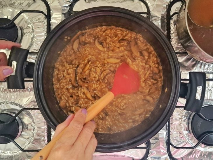 Caldo de cogumelos adicionados ao risoto.