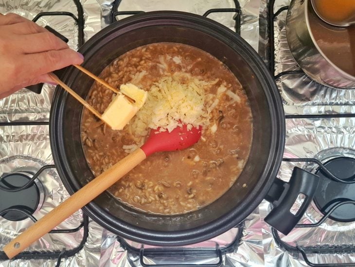 Parmesão sendo adicionado ao risoto.