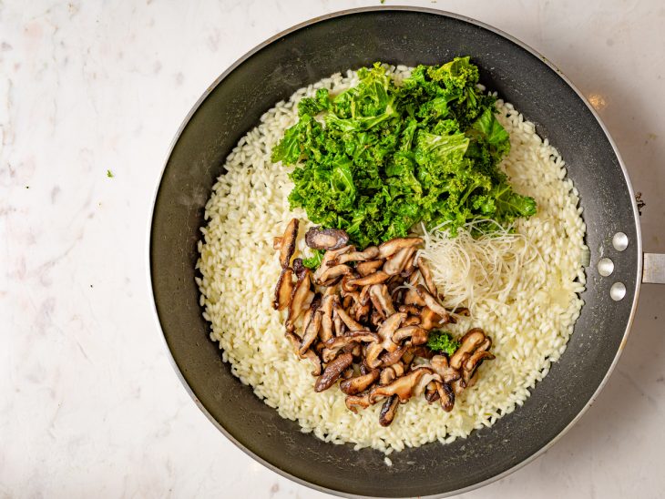 Uma frigideira com a mistura de todos os ingredientes do risoto.