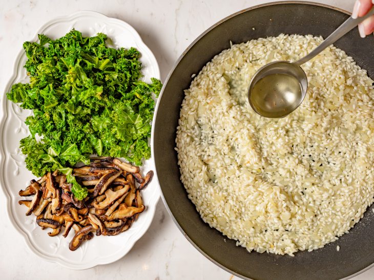 Uma travessa com couve e cogumelos e uma frigideira com o arroz e vinho.