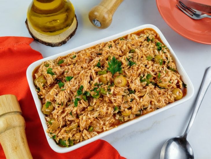 Risoto de frango em uma travessa retangular pronto para consumo.