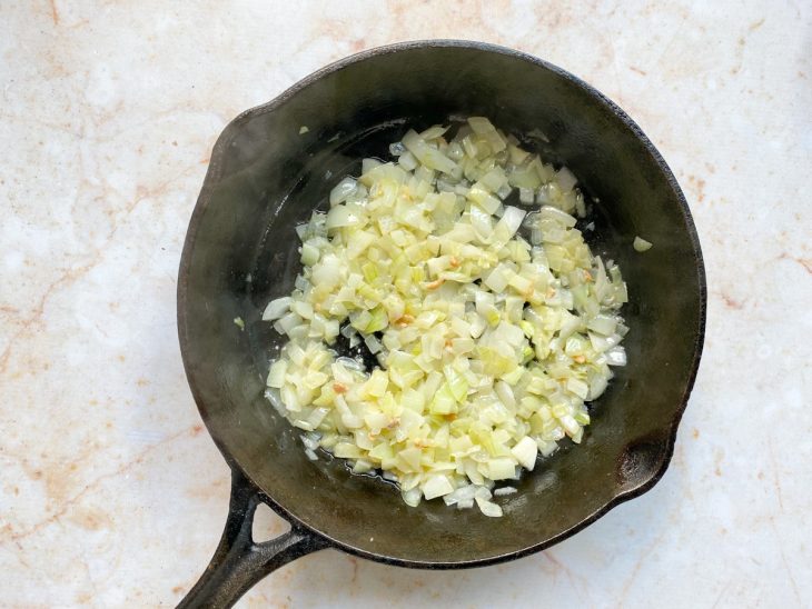 Uma frigideira com manteiga e cebola.