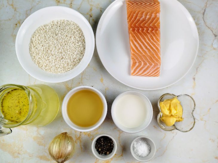 ingredientes reunidos para fazer risoto de salmão