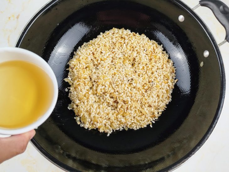 frigideira com arroz e caldo de legumes