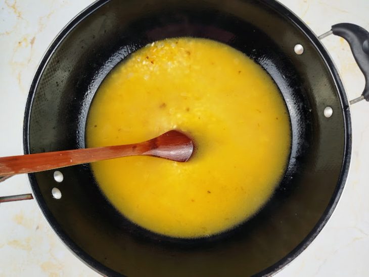 frigideira com arroz e caldo de legumes