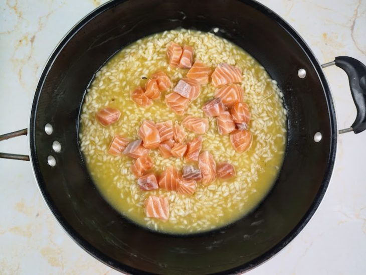 risoto de salmão cozinhando na panela