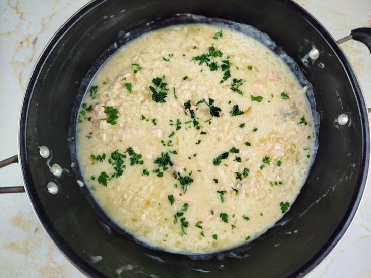 risoto de salmão cozinhando na panela