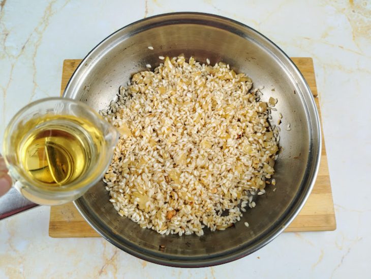 Uma panela com arroz e vinho.