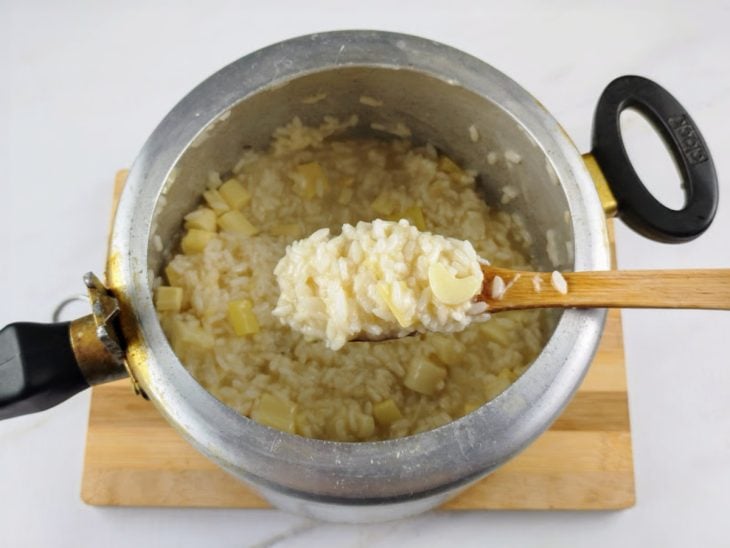 Uma panela com o risoto ao ponto.