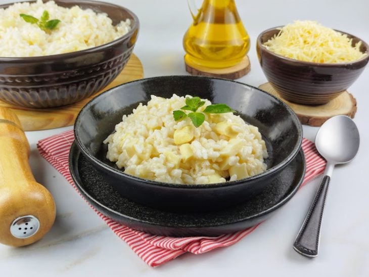 Um prato com risoto rápido.