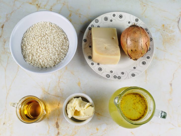 Ingredientes para a receita de risoto simples.