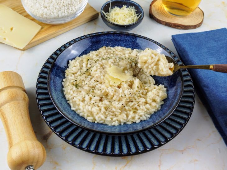 Risoto simples pronto para servir.