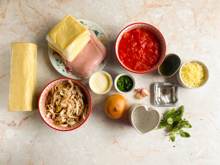 Ingredientes para a receita de rondelli com massa de pastel.