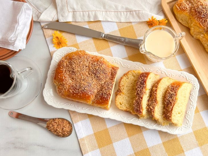 Rosca doce simples servida com café e leite.