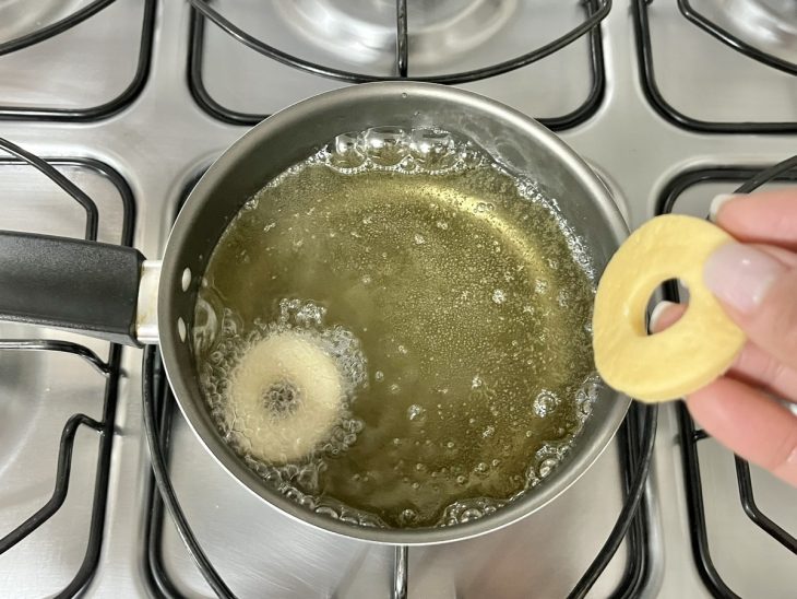 Rosquinhas fritando no óleo quente.